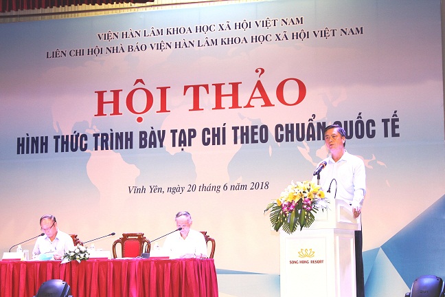 GS.TS. Phạm Văn Đức, Chủ tịch Liên Chi hội Nhà báo Viện Hàn lâm phát biểu khai mạc tại Hội thảo