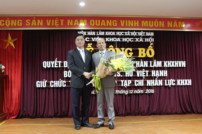 Giám đốc Học viện KHXH – GS.TS. Phạm Văn Đức tặng hoa<br>chúc mừng PGS.TS. Hồ Việt Hạnh