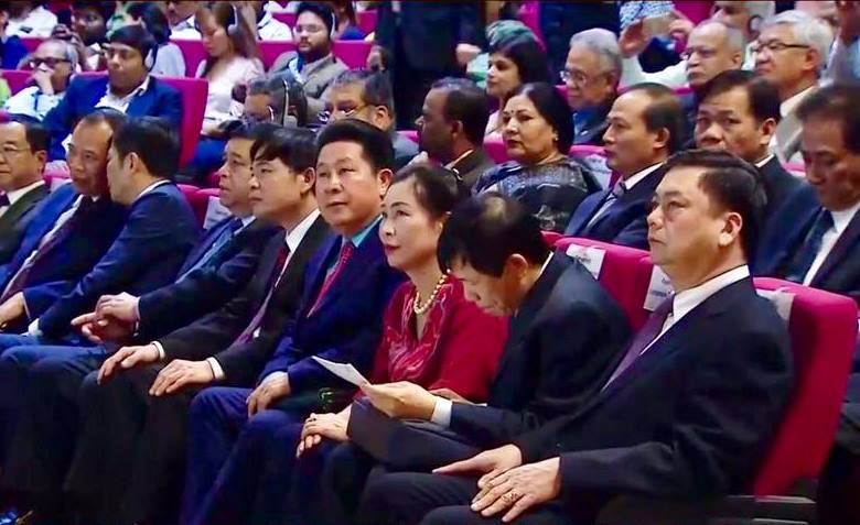 Ảnh: GS.TS. Phạm Văn Đức (Ngồi ngoài cùng bên phải) tham dự buổi nói chuyện của Chủ tịch nước Trần Đại Quang với học giả<br>và sinh viên Ấn Độ (Nguồn: VTV)