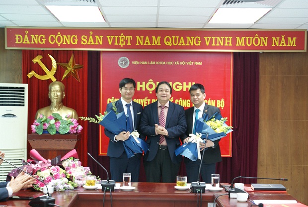 GS.TS. Đặng Nguyên Anh tặng hoa chúc mừng TS. Phí Vĩnh Tường và TS. Phạm Anh Tuấn