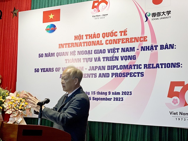 Giáo sư Oyane Jun, Viện trưởng Viện Khoa học xã hội, Đại học Senshu phát biểu tại Hội thảo