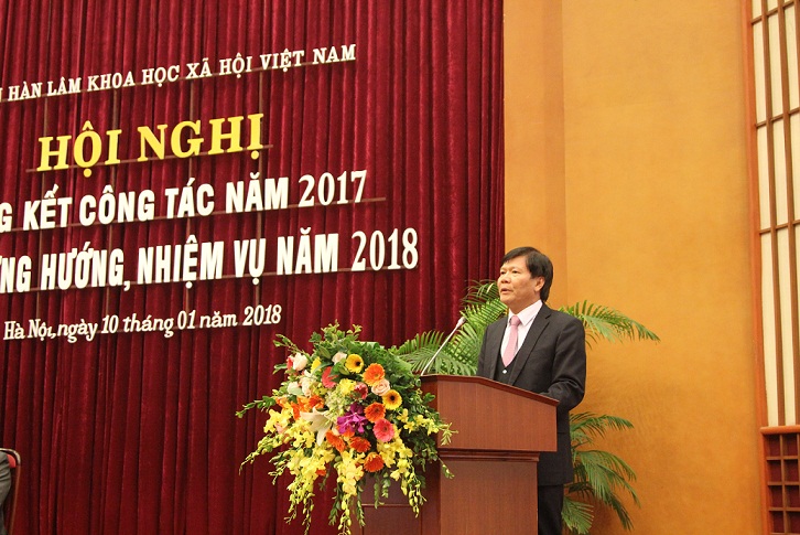 GS.TS. Nguyễn Quang Thuấn, Chủ tịch Viện Hàn lâm<br>Khoa học xã hội Việt Nam trình bày Báo cáo Tổng kết công tác năm 2017 và phương hướng, nhiệm vụ năm 2018