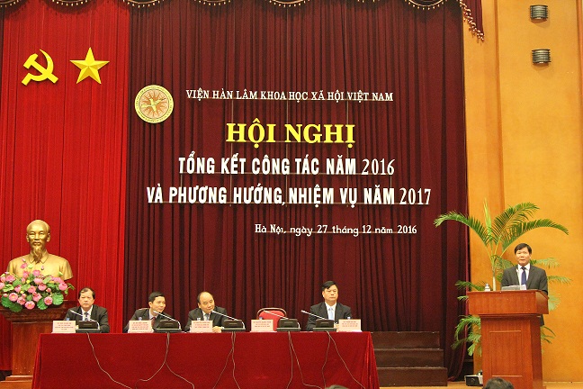 GS.TS. Nguyễn Quang Thuấn, Chủ tịch Viện Hàn lâm Khoa học<br>xã hội Việt Nam trình bày Báo cáo Tổng kết công tác năm 2016<br> và phương hướng nhiệm vụ năm 2017