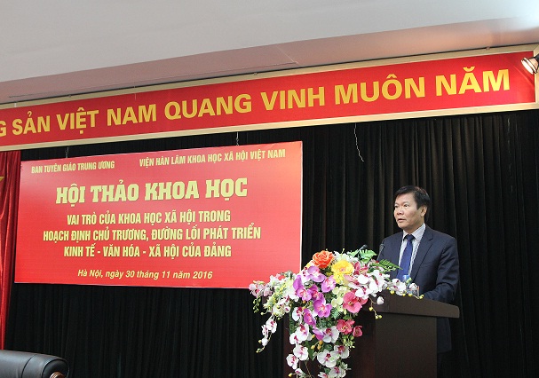 GS.TS. Nguyễn Quang Thuấn, Chủ tịch Viện Hàn lâm Khoa học xã hội Việt Nam trình bày báo cáo đề dẫn tại Hội thảo