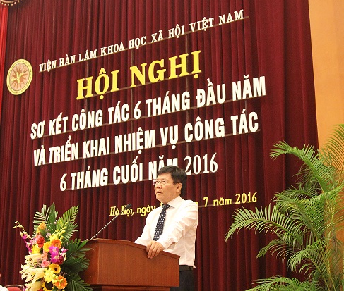 GS.TS. Nguyễn Quang Thuấn, Chủ tịch Viện Hàn lâm trình bày<br> Báo cáo sơ kết tại Hội nghị