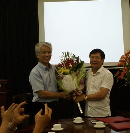 GS.TS. Nguyễn Quang Thuấn tặng hoa cho PGS.TS. Nguyễn Xuân Dũng, nguyên Giám đốc kiêm Tổng biên tập Nhà xuất bản Khoa học xã hội