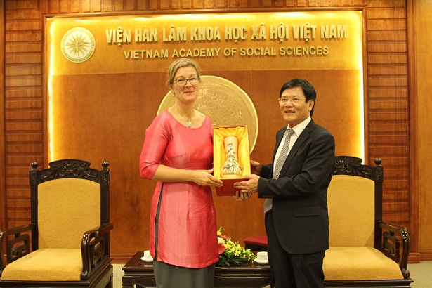 <br>GS.TS. Nguyễn Quang Thuấn tặng quà lưu niệm cho<br>Bà Louise Chamberlain