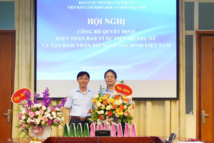 PGS.TS. Nguyễn Đức Minh tặng hoa tri ân GS.TS. Đặng Nguyên Anh