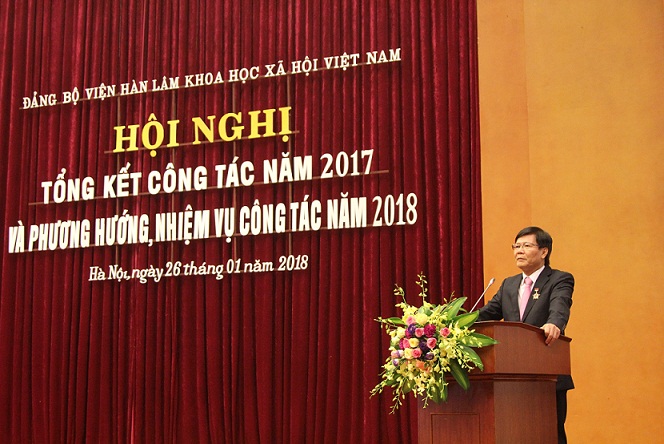 GS.TS. Nguyễn Quang Thuấn, Bí thư Đảng ủy, Chủ tịch Viện Hàn lâm trình bày báo cáo tại Hội nghị