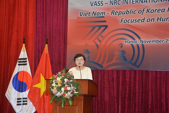 GS.TS. Kang Heejung, Viện trưởng Viện Nghiên cứu Đông Á- Đại học Sogang, Hàn Quốc phát biểu đề dẫn tại Hội thảo