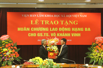 GS.TS. Nguyễn Quang Thuấn tặng hoa chúc mừng <br>GS.TS. Võ Khánh Vinh