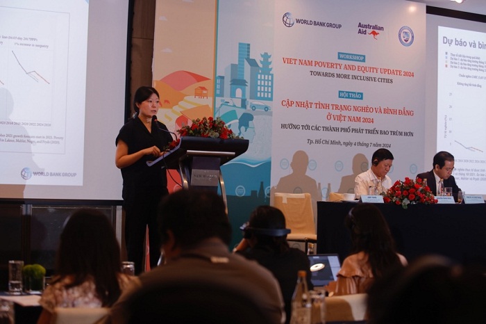 TS. Judy Yang, NHTG tại Việt Nam, trình bày Báo cáo của NHTG về “Cập nhật Tình trạng Nghèo và Bình đẳng ở Việt Nam 2024 - Hướng tới các thành phố phát triển bao trùm hơn”