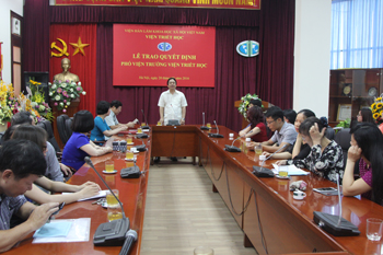 PGS.TS. Đặng Nguyên Anh, Phó Chủ tịch Viện Hàn lâm <br>phát biểu  giao nhiệm vụ cho TS. Cao Thu Hằng