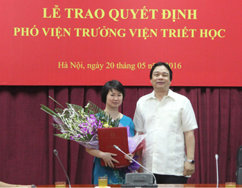 PGS.TS. Đặng Nguyên Anh, Phó Chủ tịch Viện Hàn lâm trao<br> Quyết định và tặng hoa cho TS. Cao Thu Hằng