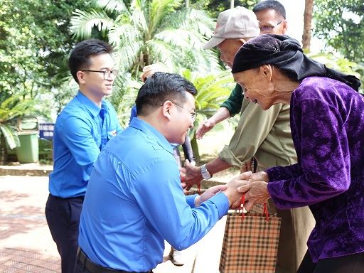 Đồng chí Nguyễn Tuấn Anh, Bí thư Đoàn Viện Hàn lâm thăm hỏi và tặng quà các bác là thương bệnh binh nặng, thân nhân gia đình liệt sỹ, cựu thanh niên xung phong tại xã Phú Đình, huyện Định Hóa,<br>tỉnh Thái Nguyên