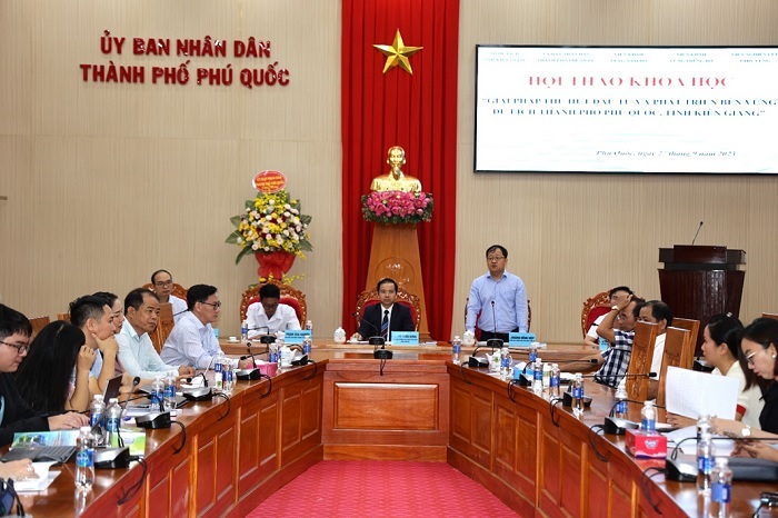 TS. Hoàng Hồng Hiệp trình bày tham luận