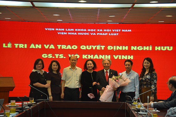 Lãnh đạo và cán bộ Học viện Khoa học xã hội tặng hoa tri ân GS.TS. Võ Khánh Vinh