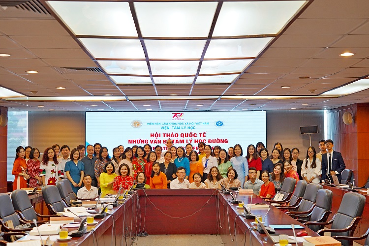 Các đại biểu tham dự chụp ảnh lưu niệm tại Hội thảo