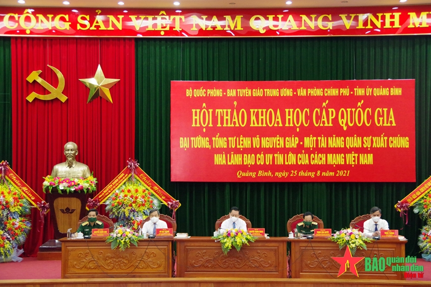 Đoàn chủ tịch điều hành Hội thảo (Ảnh: Báo QĐND).