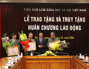 GS.TS. Nguyễn Quang Thuấn tặng hoa và trao<br> Huân chương Lao động cho các nhà khoa học