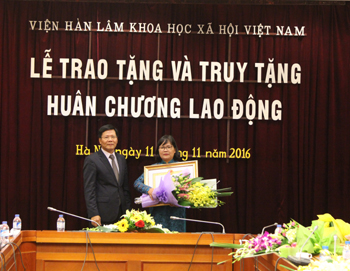 GS.TS. Nguyễn Quang Thuấn tặng hoa <br>và trao Huân chương cho gia đình cố TS. Dương Bá Phượng