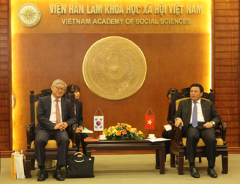 GS.TS. Nguyễn Xuân Thắng và GS. Duk-min Yun tại buổi làm việc