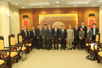 Các đại biểu chụp ảnh lưu niệm