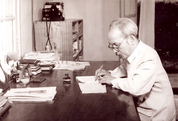 Chủ tịch Hồ Chí Minh đề cập đến vấn đề đạo đức của người cách mạng từ rất sớm