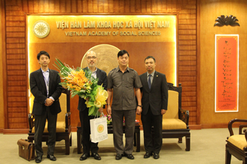 Các đại biểu chụp ảnh lưu niệm