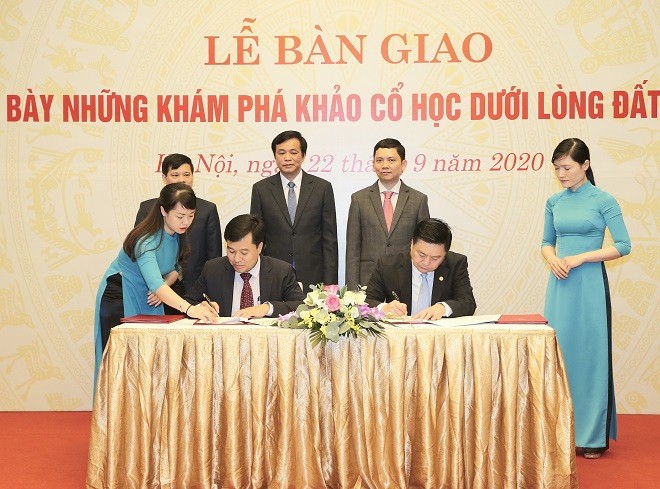 GS.TS. Phạm Văn Đức, Phó Chủ tịch Viện Hàn lâm Khoa học Xã hội Việt Nam (bên phải) và Phó Chủ nhiệm Văn phòng Quốc hội Nguyễn Mạnh Hùng (bên trái) ký Biên bản bàn giao Công trình hoàn thành đưa vào sử dụng Khu trưng bày 