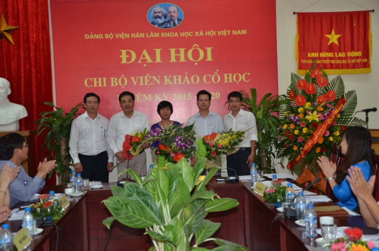 Công đoàn và Chi đoàn chúc mừng Ban chấp hành Chi bộ<br>nhiệm kỳ 2015 - 2020