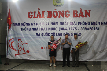 PGS.TS. Đinh Quang Hải, Trưởng ban tổ chức Giải <br>tặng hoa cho các đại diện tổ trọng tài và cầu thủ