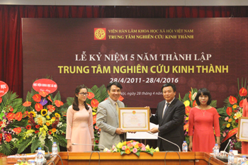 GS.TS. Nguyễn Xuân Thắng trao tặng Bằng khen cho tập thể <br>Trung tâm Nghiên cứu Kinh thành