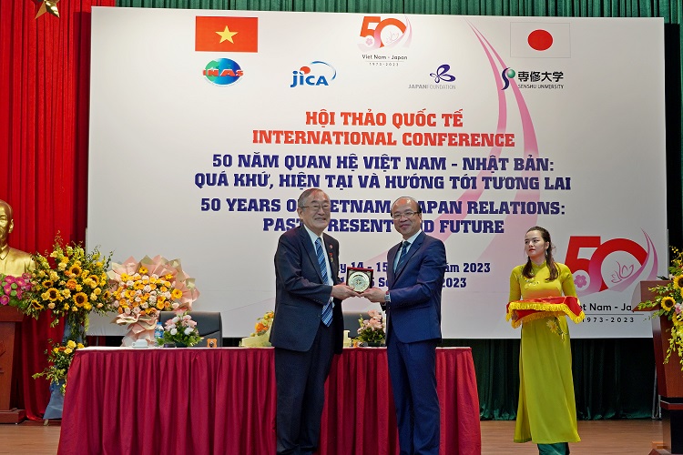 Chủ tịch Phan Chí Hiếu trao Kỷ niệm chương “Vì sự nghiệp Khoa học xã hội” cho GS. Furuta Motoo, Hiệu trưởng Trường Đại học Việt Nhật, Đại học Quốc gia Hà Nội