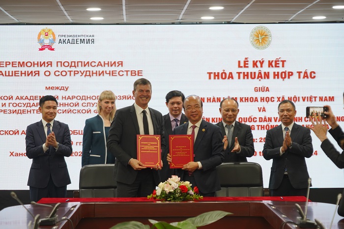 TS. Phan Chí Hiếu, Chủ tịch VASS và  TS.Alexey Gennadievich Komissarov Giám đốc RANEPA ký kết MOU