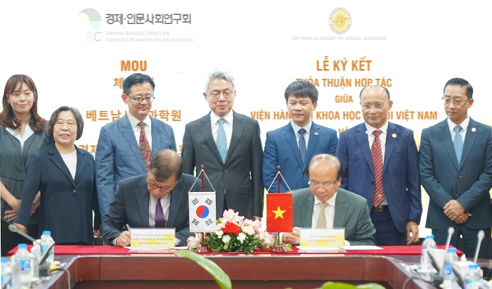 TS. Phan Chí Hiếu, Chủ tịch VASS và TS. Shin Dong-Cheon, Chủ tịch NRC ký kết Thỏa thuận hợp tác tại buổi Lễ