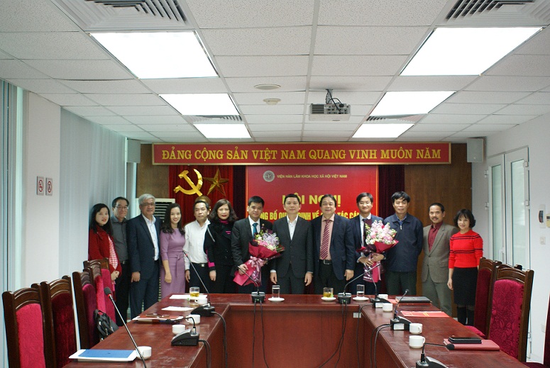 Chủ tịch Viện Hàn lâm chụp ảnh lưu niệm với Ban Lãnh đạo Viện Kinh tế và Chính trị thế giới