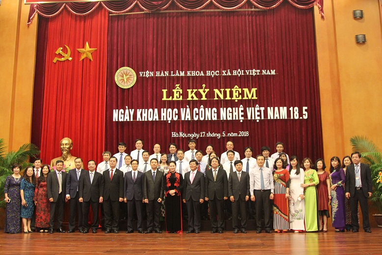 Chủ tịch Quốc hội Nguyễn Thị Kim Ngân, Phó Thủ tướng Vũ Đức Đam chụp ảnh lưu niệm cùng với các đại biểu tham dự