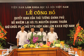 Ban Lãnh đạo Viện Hàn lâm: GS.TS. Nguyễn Xuân Thắng,<br> GS.TS. Võ Khánh Vinh, GS.TS. Nguyễn Quang Thuấn <br>và PGS.TS. Phạm Văn Đức chụp ảnh lưu niệm tại buổi lễ