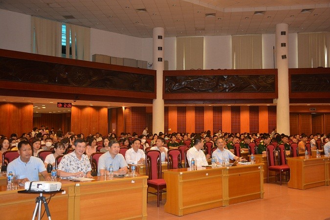 TS. Đặng Xuân Thanh, Phó Chủ tịch Viện Hàn lâm; đồng chí Nguyễn Nguyên, Cục trưởng Cục Xuất bản, In và Phát hành và PGS.TS. Phạm Minh Phúc, Quyền Giám đốc, Tổng biên tập Nhà Xuất bản KHXH tham dự Hội nghị