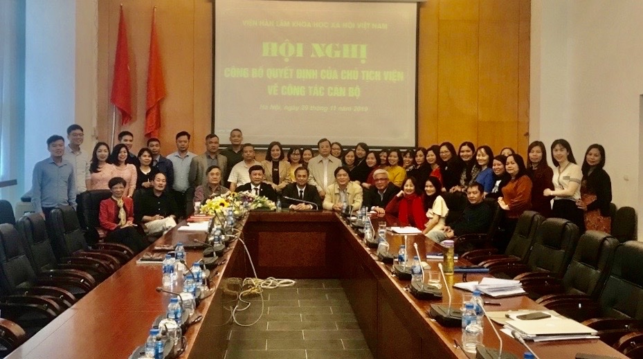 Lãnh đạo Viện Hàn lâm chụp ảnh lưu niệm cùng với tập thể Bảo tàng Dân tộc học Việt Nam