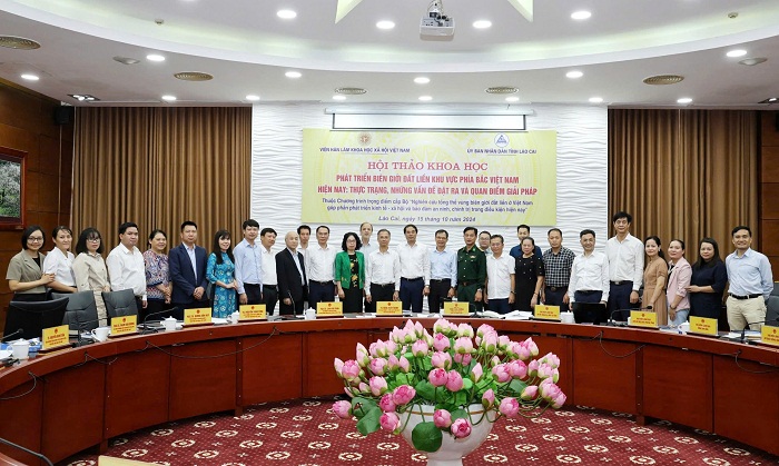Các đại biểu tham dự chụp ảnh lưu niệm