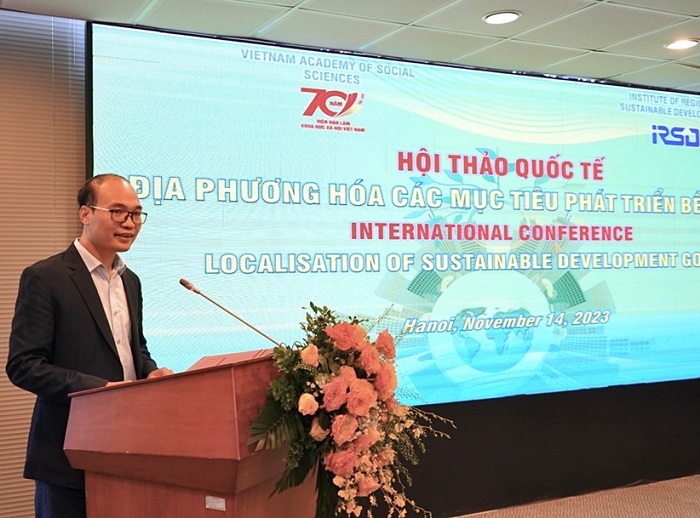 TS. Lê Văn Hùng Phó Viện trưởng Phụ trách Viện Nghiên cứu Phát triển bền vững Vùng phát biểu đề dẫn Hội thảo