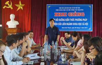 PGS.TS. Phạm Văn Đức, Phó Chủ tịch Viện Hàn lâm <br>phát biểu khai giảng lớp học