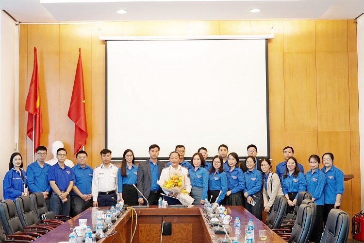 Thiếu tướng Trần Văn Hậu chụp ảnh lưu niệm cùng đoàn viên, thanh niên, các nhà nghiên cứu trẻ Viện Hàn lâm 