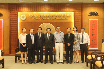 GS.TS. Nguyễn Xuân Thắng và Ông Kim Young Sun <br>chụp ảnh lưu niệm cùng các đại biểu