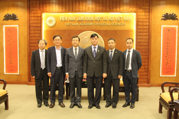 Các đại biểu chụp ảnh lưu niệm
