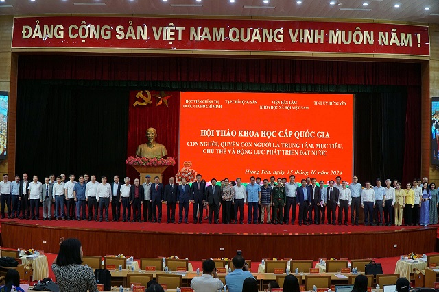 Các đại biểu tham dự chụp ảnh lưu niệm