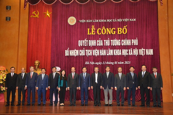 Phó Thủ tướng Chính phủ Lê Minh Khái và Tân Chủ tịch Viện Hàn lâm Khoa học xã hội Việt Nam Phan Chí Hiếu chụp ảnh lưu niệm với Lãnh đạo các Bộ, Ban, ngành Trung ương và Lãnh đạo Viện Hàn lâm Khoa học xã hội <br>Việt Nam