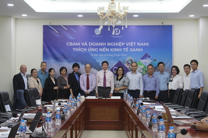 Đại biểu tham dự chụp ảnh lưu niệm tại Hội thảo